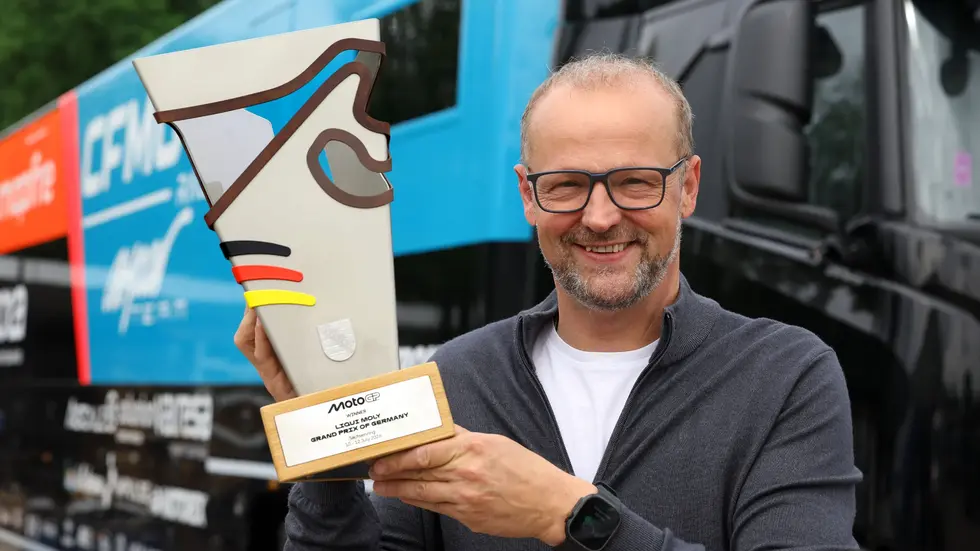 Dirk Maltitz mit dem neuen Pokal.