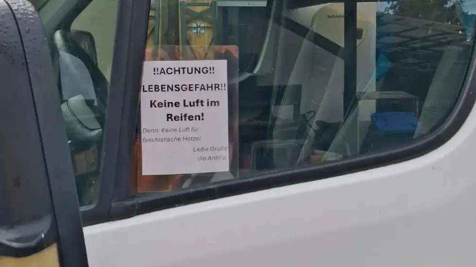 Diesen Zettel hinterließen die Täter an der Fahrerscheibe.