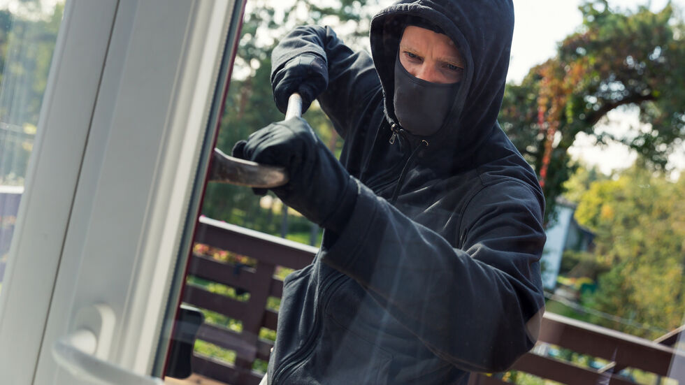 Ein angeblicher Überfall brachte eine Seniorin dazu, ihr Erspartes an falsche Beamte zu übergeben. (Symbolbild)