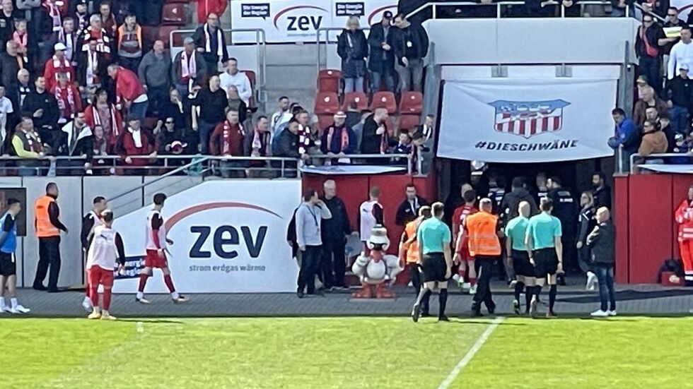 Das Schiedsrichtergespann um Nicolas Winter beim Gang in die Kabine, kurz nach Aufnahme dieses Fotos folgte die Bierdusche. 