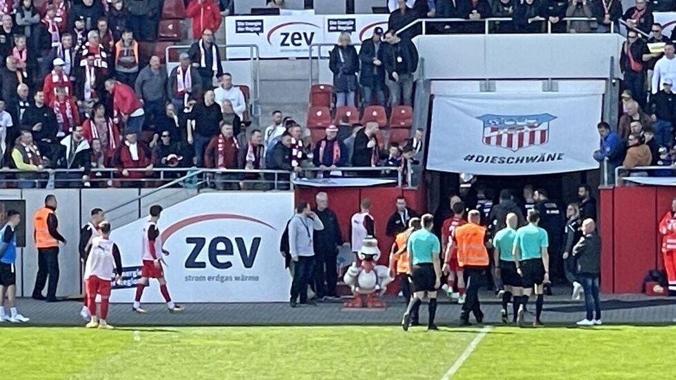 Sekunden nach der Aufnahme dieses Fotos wurde Schiedsrichter Nicolas Winter von einem Zuschauer mit Bier übergossen. 