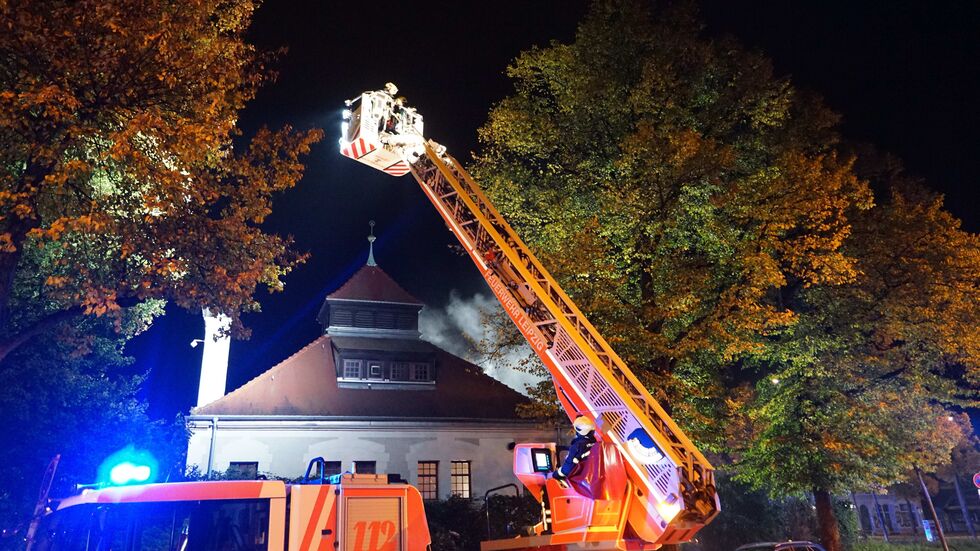 Feuerwehrleute während des Einsatzes auf der Drehleiter.