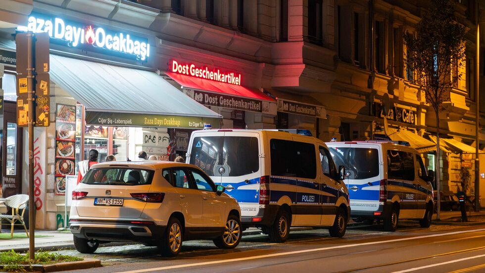 Streifenwagen vor einer Bar im Leipziger Osten.