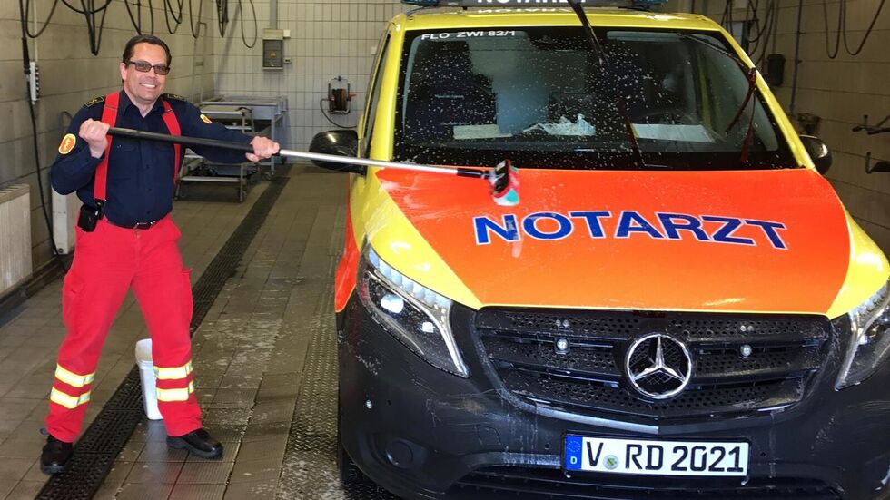 So kennen ihn die meisten: Lutz Reinhold als gut gelaunter Notarzt vom Dienst.