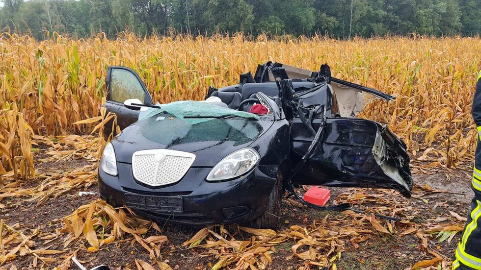 Der Fahrer des Lancias musste von der Feuerwehr befreit werden. Der Fahrer des Lancias musste von der Feuerwehr befreit werden.