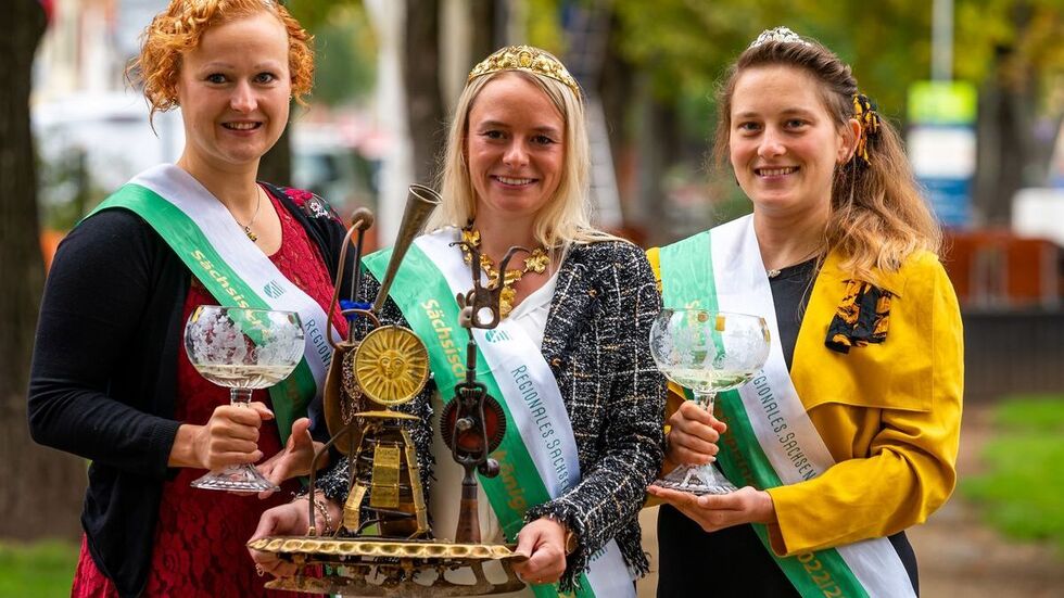 Die Sächsischen Weinhoheiten mit Wanderpokal  (v.l.n.r.): Weinprinzessin Sabine Leonhardt, Weinkönigin Sabrina Papperitz, Weinprinzessin Stefanie Mühlbach.