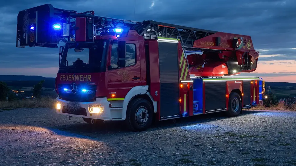 Mit so einem Drehleiter-Wagen samt eingeschaltetem Blaulicht und Martinshorn war der Feuerwehrmann unterwegs. Mit so einem Drehleiter-Wagen samt eingeschaltetem Blaulicht und Martinshorn war der Feuerwehrmann unterwegs.
