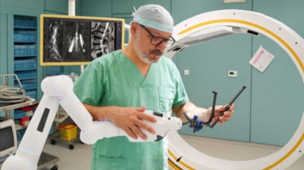 Prof. Dr. med. Matthias Kirsch ist einer der Ärzte, die im Wirbelsäulenzentrum tätig sind. Auf dem Foto ist die Ct-ähnliche Bildgebung im OP sowie der gelenkte robotische Arm für Wirbelsäuleneingriffe.
