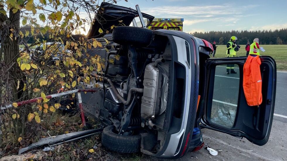 Der Seat kam von der Fahrbahn ab und blieb auf der Seite liegen.
