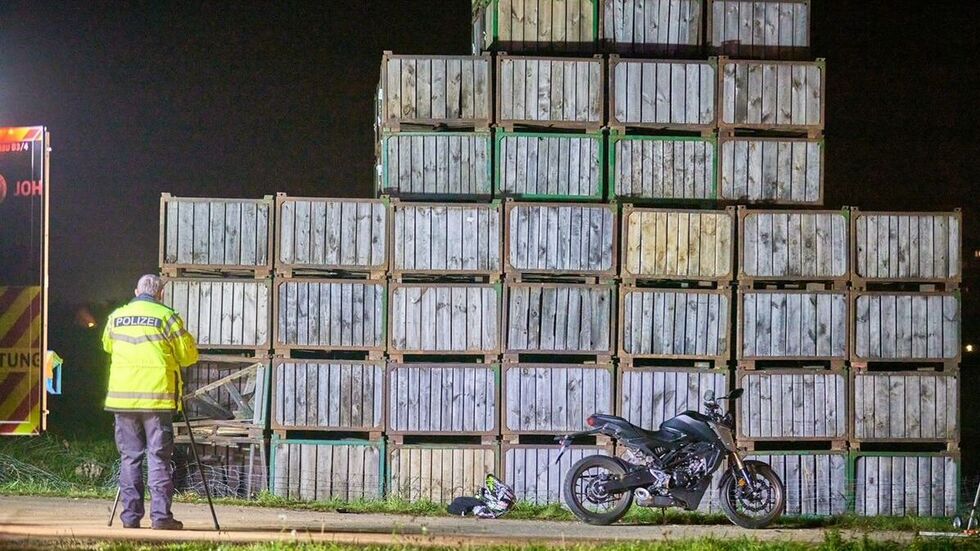 Gegen diese Obstkisten prallte der 14-Jährige.