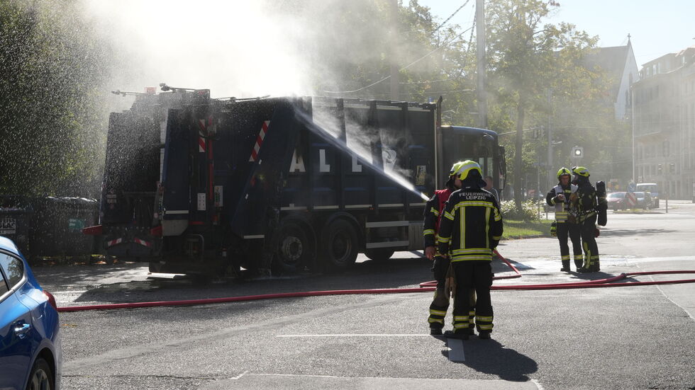 Das Feuer hinterließ offenbar großen Schaden an dem Müllfahrzeug.