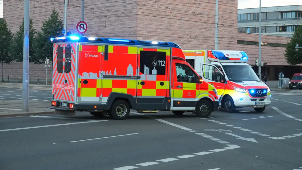 Der Krankenwagen an der Unfallstelle auf dem Leuschner-Platz in Leipzig mit einem anderen, wegen des Unfall gerufnenen Krankenwagen.