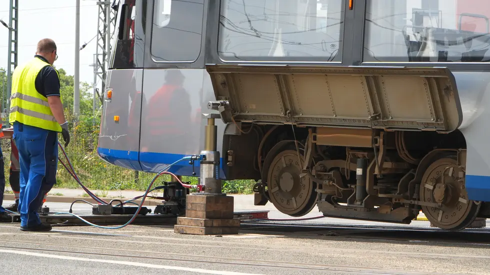 Hier wird gerade versucht, die Bahn wieder aufs die Schienen zu bringen.