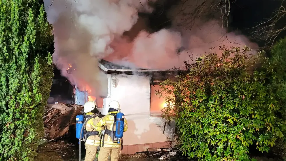 Das schicke Häuschen brannte im weiteren Verlauf komplett nieder, berichtet die Polizei. Das schicke Häuschen brannte im weiteren Verlauf komplett nieder, berichtet die Polizei.
