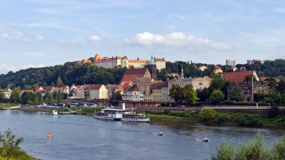 Blick auf Pirna. Die Stadt repariert während der Ferienzeit Schulen und Turnhallen