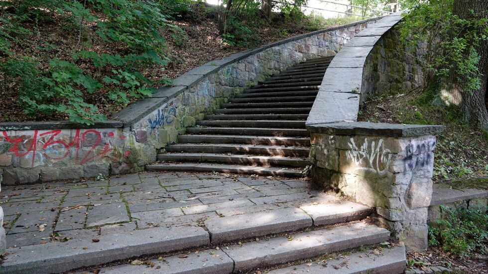 Die Treppe im Park Schönau musste gesperrt werden, weil eine der seitlichen Mauern droht, eizustürzen.