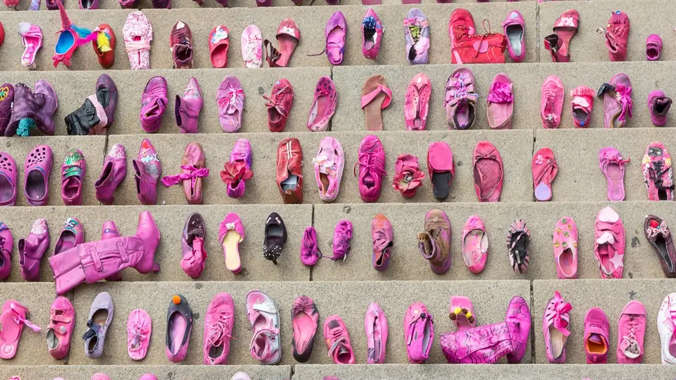Bereits 2018 wurden viele pinke Schuhe gesammelt - damals noch auf dem Augustusplatz.