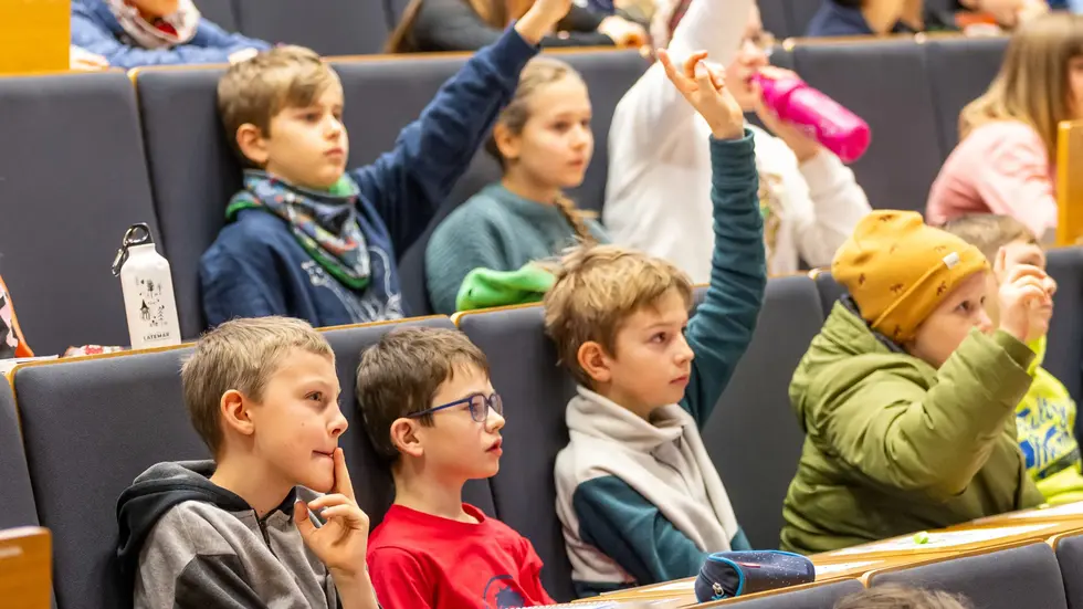 Jedes Kind bekommt einen eigenen Studentenausweis. Jedes Kind bekommt einen eigenen Studentenausweis.