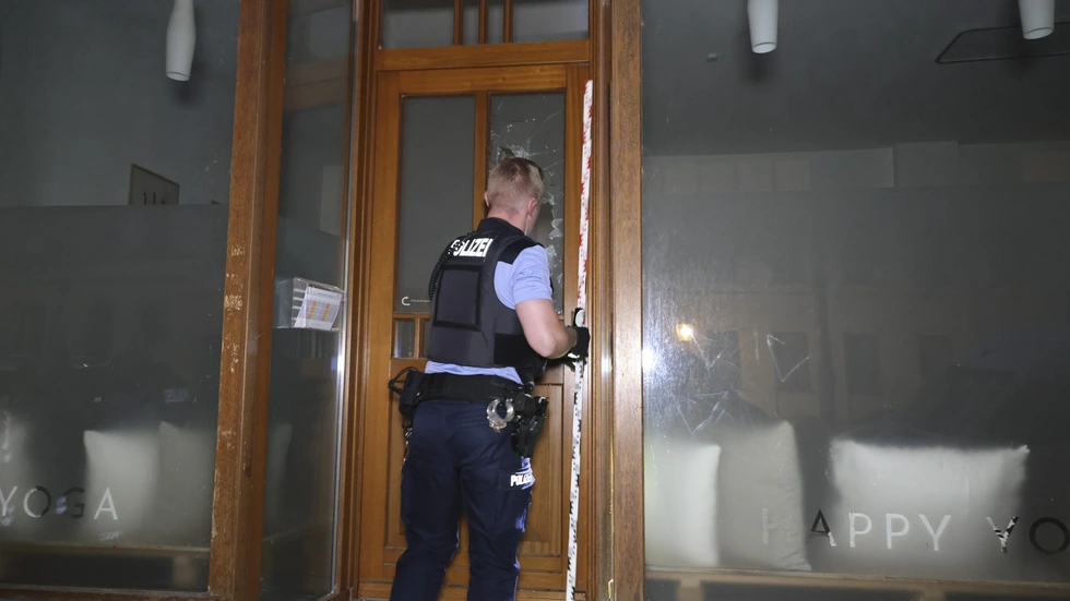 Der Täter hatte den Brandsatz durch die Scheibe der Eingangstür geworfen. Die Polizei sichert Spuren. Der Täter hatte den Brandsatz durch die Scheibe der Eingangstür geworfen. Die Polizei sichert Spuren.
