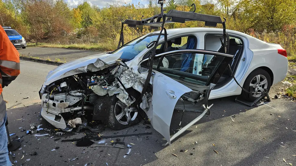 Der schwer beschädigte Peugeot musste ebenfalls abgeschleppt werden.