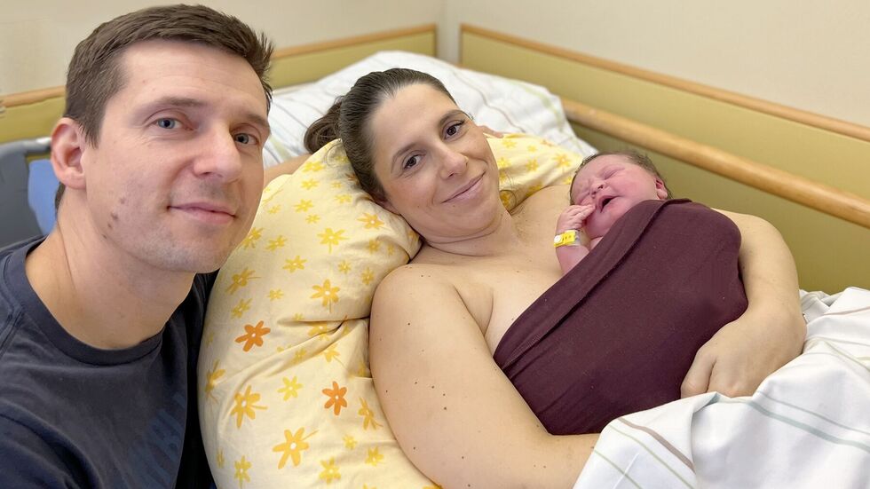 Michael (42) und Stefanie (36) Lotzmann mit Tochter Emilia, geboren am 1.1.2026 im St. Joseph-Stift Dresden.