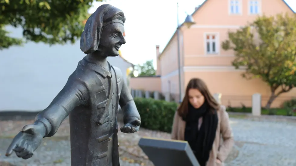 Auch der Calauer Witzerundweg in Verbindung mit den Kalauern wird als
Alleinstellungsmerkmal definiert. Das Konzept sieht vor, den 2011 eingeweihten Weg zu
modernisieren und zu digitalisieren. Aktuell informieren auf rund zwei Kilometern in der
Innenstadt 25 Tafeln und sieben Schusterjungen über Stadtgeschichte und Kalauer.