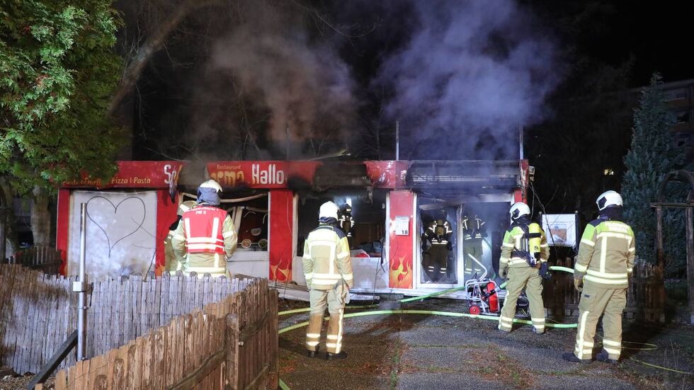 Die Feuerwehr im Löscheinsatz an eheamligem Döner-Imbiss in Prohlis 