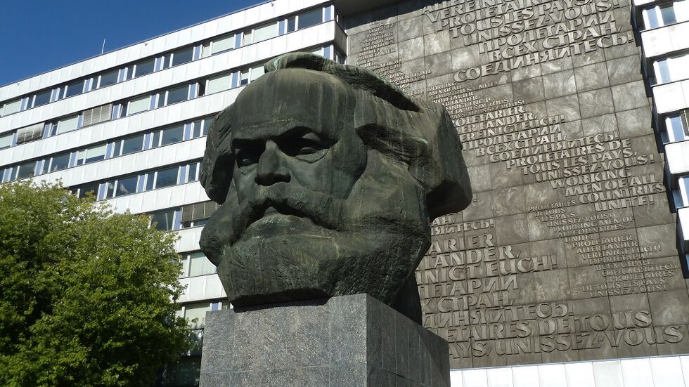Marx-Monument an der Brückenstraße (Archiv)