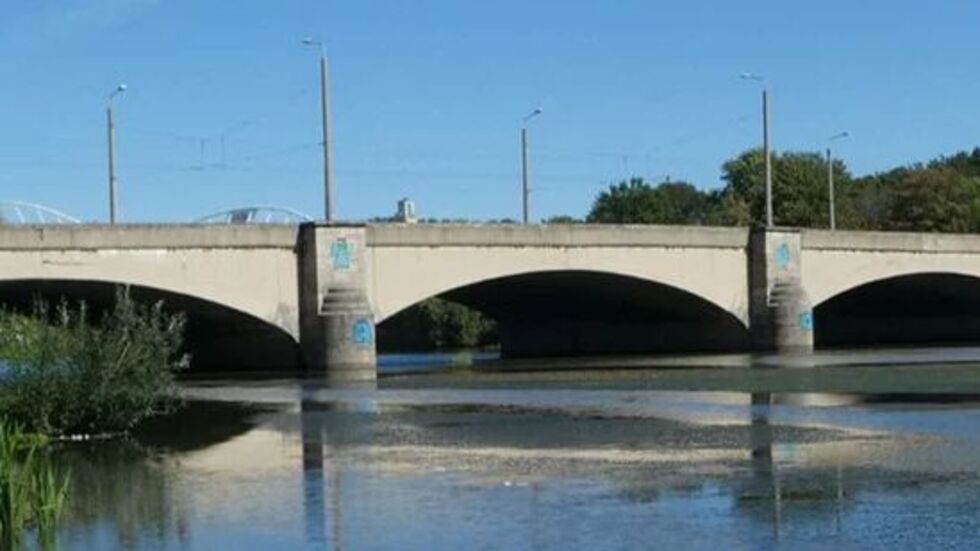 Die Leipziger Zeppelinbrücke übers Elsterbecken ist eine der wichtigsten Verkehrsverbindungen zwischen dem Leipziger Westen und dem Zentrum. Die Leipziger Zeppelinbrücke übers Elsterbecken ist eine der wichtigsten Verkehrsverbindungen zwischen dem Leipziger Westen und dem Zentrum.