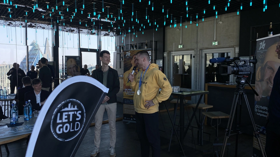 Felix Straub lässt mit dem Moderator Florian Eib seinen Erfolg Revue passieren.