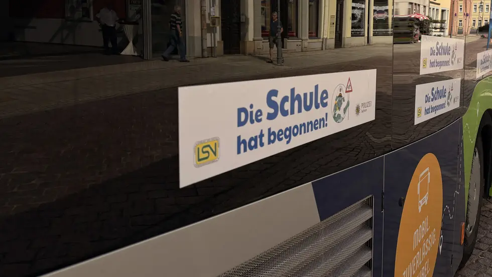Die Busse der Region wurden heute durch Grundschüler mit Achtungsstickern ausgestattet.