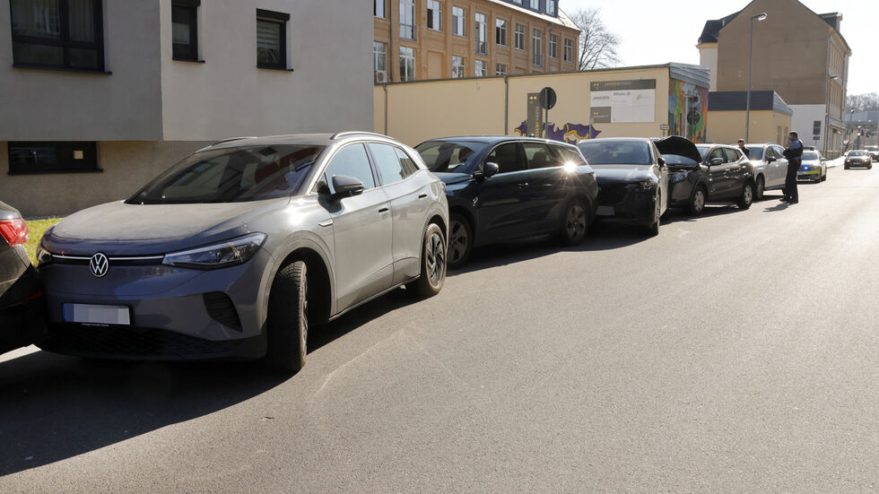 Zusammengeschobene Autos auf der Schlossstraße