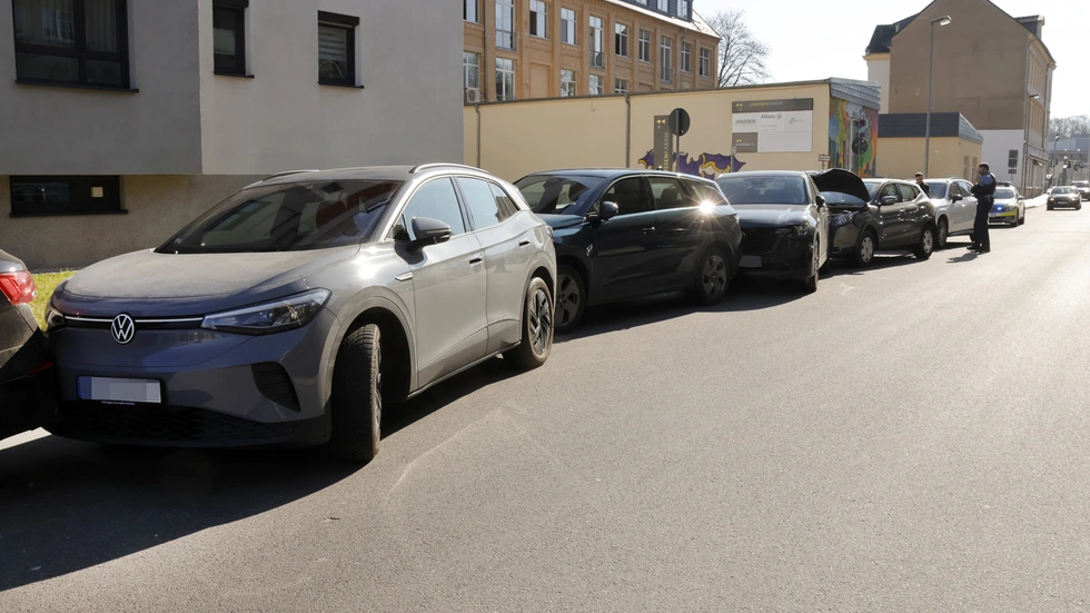 Zusammengeschobene Autos auf der Schlossstraße