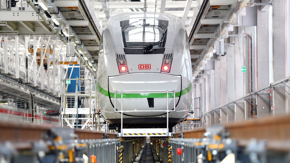 Ein ICE wird im neuen Bahnwerk in Cottbus gewartet.