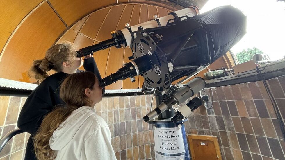 Viele Schüler haben den Ferientag für einen Besuch in der Sternwarte genutzt, um dort die partielle Sonnenfinsternis zu beobachten.