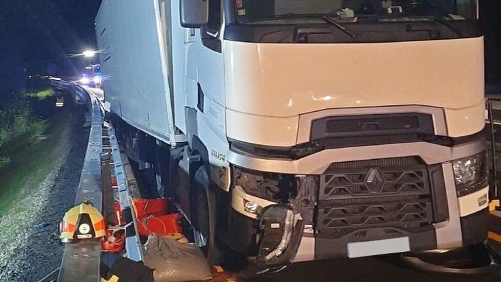 Nachdem der LKW in die Mittelleitplanke gekracht war, fuhr er noch 200 Meter und kam dann am rechten Fahrbahnrand zum Stehen.