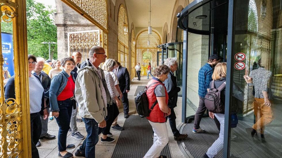 Zahlreiche Besucher strömen in das Rathaus.