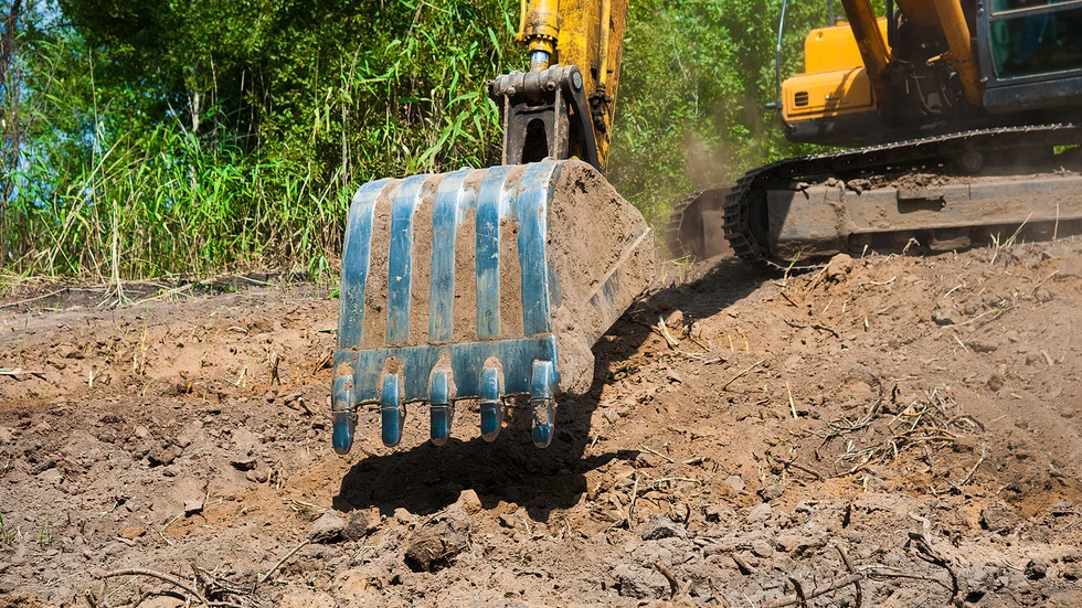 Innerhalb eines Tages soll eine alte Brücke im Dresdner Industriegelände weichen. (Symbolbild) Innerhalb eines Tages soll eine alte Brücke im Dresdner Industriegelände weichen. (Symbolbild)