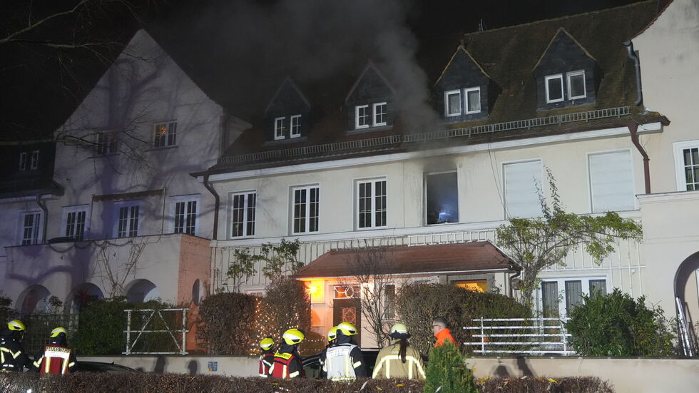 Als die Feuerwehr eintraf, quoll dichter Rauch aus mehreren Fenstern. Als die Feuerwehr eintraf, quoll dichter Rauch aus mehreren Fenstern.