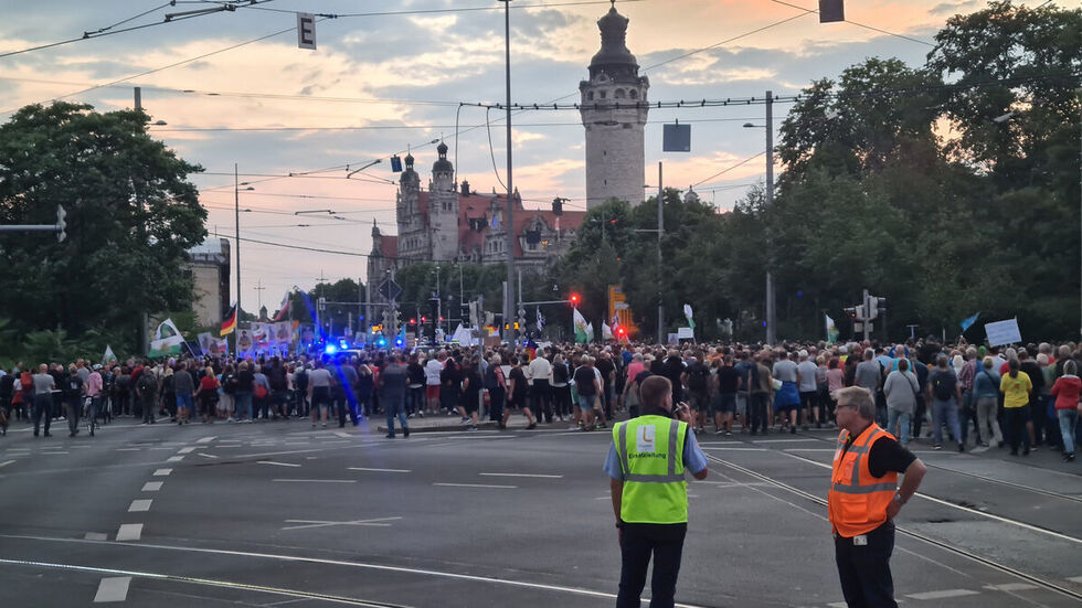 Tausende zogen nach der Kundgebung über den Ring.