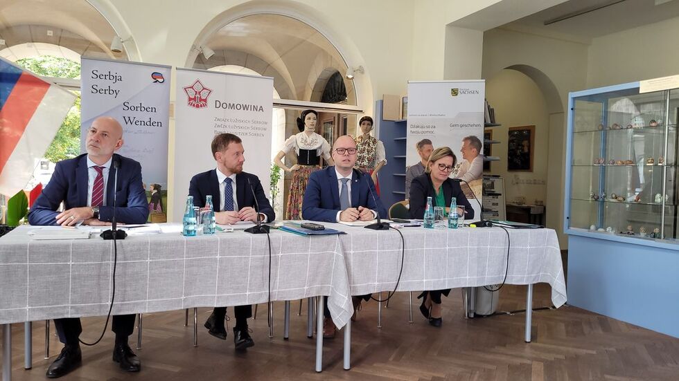 Pressekonzerenz nach der Kabinettssitzung im Haus der Sorben. Zweiter von rechts: Dawid Statnik, Vorsitzender der Domowina