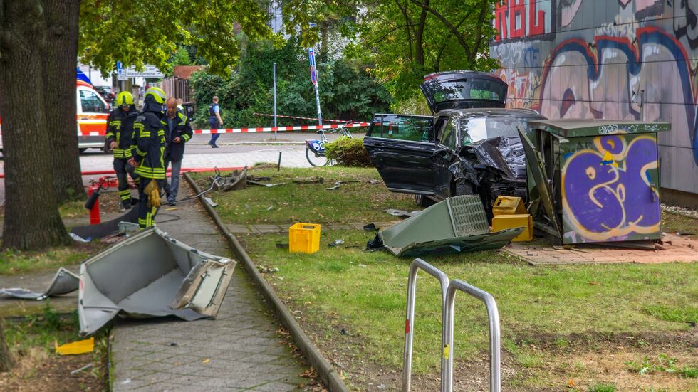 Das Auto krachte in den Stromkasten.