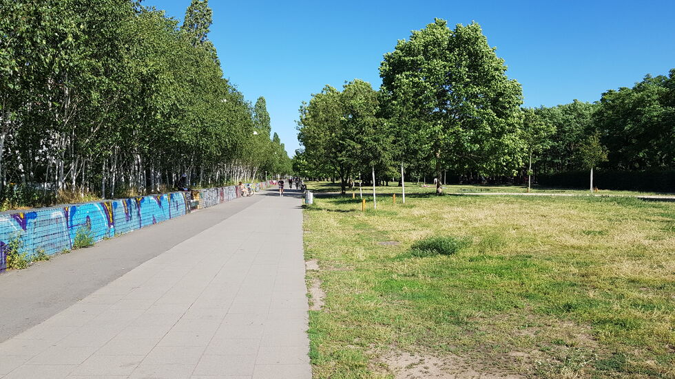 Im grünen Lene-Voigt-Park sollten angeblich 239 Parkplätze gebaut werden.  Im grünen Lene-Voigt-Park sollten angeblich 239 Parkplätze gebaut werden.