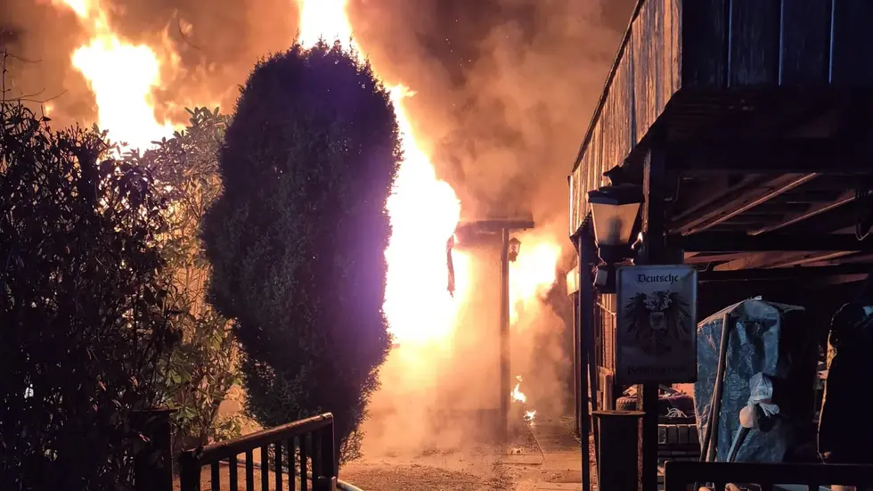 Der Bungalow brennt lichterloh. Der Bungalow brennt lichterloh.