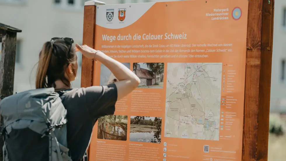 Ein zentrales Alleinstellungsmerkmal des Tourismuskonzeptes ist die Calauer Schweiz. Diese
wird als „naturnahes Herzstück“ für Aktive gesehen. Mit der Verbesserung der
Wanderwegesituation soll das Gebiet vor den Toren der Stadt noch attraktiver werden – für
Gäste wie Einheimische.  