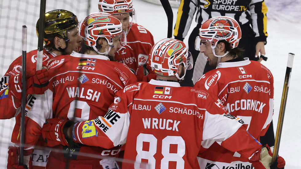 Die Eispiraten starteten schwungvoll und erspielten sich im ersten Drittel mehrere hochkarätige Chancen. Die Eispiraten starteten schwungvoll und erspielten sich im ersten Drittel mehrere hochkarätige Chancen.