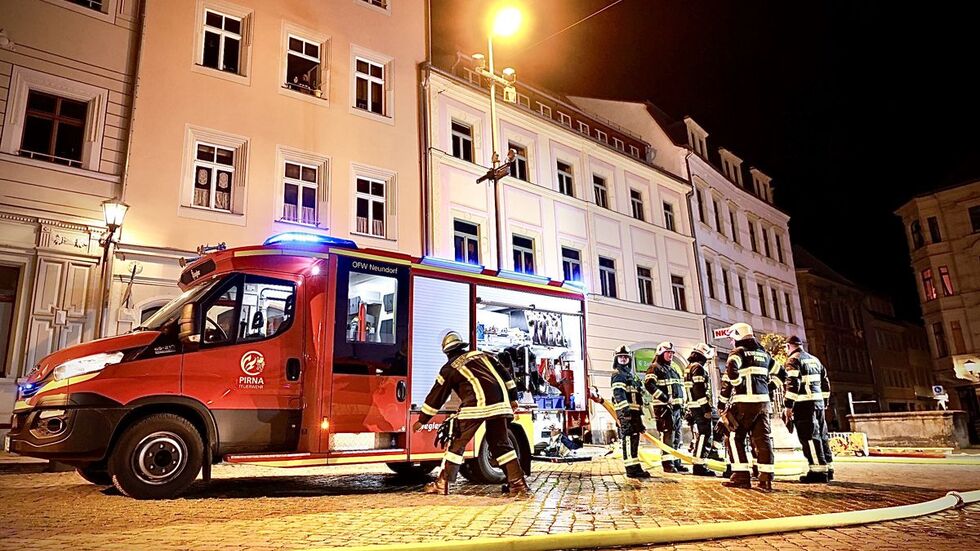 Die Feuerwehr wurden am Donnerstagabend zu einem Wohnungsbrand am Markt in Pirna alarmiert.