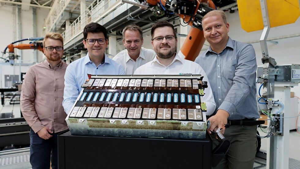 Das Projektteam am Fraunhofer IWU, von links nach rechts: M.Eng. Christian Fritsch, Dr.-Ing. Rico Schmerler, Dr.-Ing. Thomas Hipke, M.Sc. David Löffler, Dipl.-Ing. Carsten Lies. Das Projektteam am Fraunhofer IWU, von links nach rechts: M.Eng. Christian Fritsch, Dr.-Ing. Rico Schmerler, Dr.-Ing. Thomas Hipke, M.Sc. David Löffler, Dipl.-Ing. Carsten Lies.