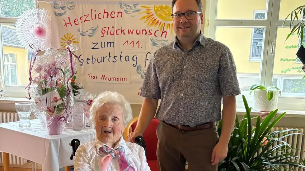 Bereits letztes Jahr hat der Tauchaer Bürgermeister Tobias Meier seiner ältesten Einwohnerin und wohl auch Sachsens ältester zum 111. Geburtstag gratuliert. Bereits letztes Jahr hat der Tauchaer Bürgermeister Tobias Meier seiner ältesten Einwohnerin und wohl auch Sachsens ältester zum 111. Geburtstag gratuliert.