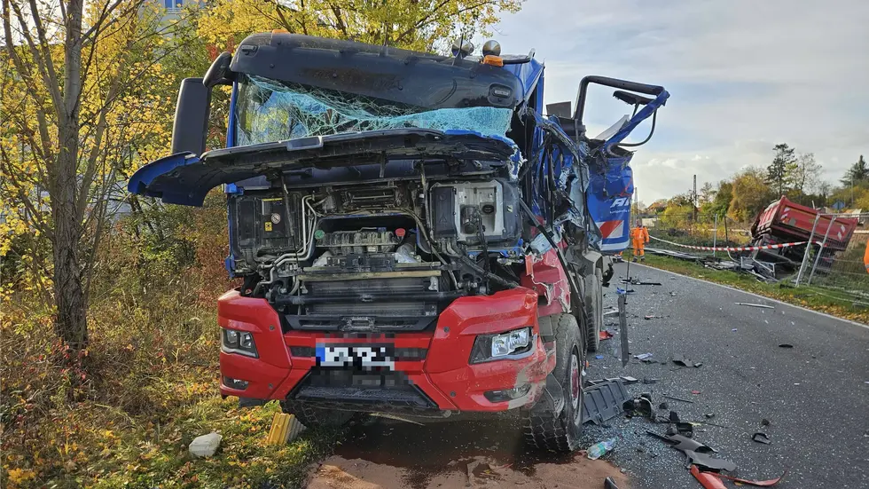 Der Fahrer dieses Lkw hatte vermutlich Glück, dass er "nur" verletzt wurde.